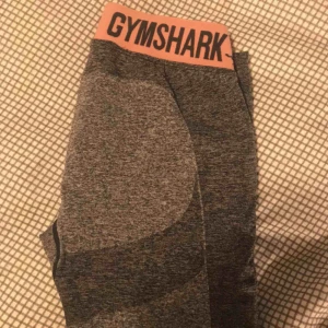 - Säljer mina Gymshark flex leggings i storlek S.  Använda 1-3 gånger så i princip nyskick🧡 Kan mötas upp i Lund, annars förekommer frakt⭐️  