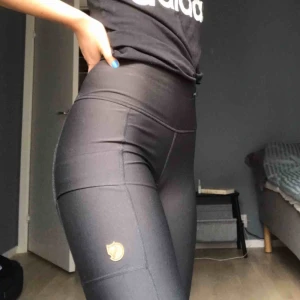  - Ett par FJÄLLRÄVEN tights i NYSKICK! Endast envärd en gång och kostar originellt sätt: 1800kr!💘 perfekta för vandring med grövre material på rumpa och knä, superskönt och stretchiga,  perfekt passform🥰 köparen står för frakt!