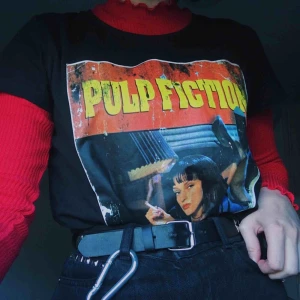  - cool pulp fiction tröja som tyvärr inte används. frakt på 40kr tillkommer :) 