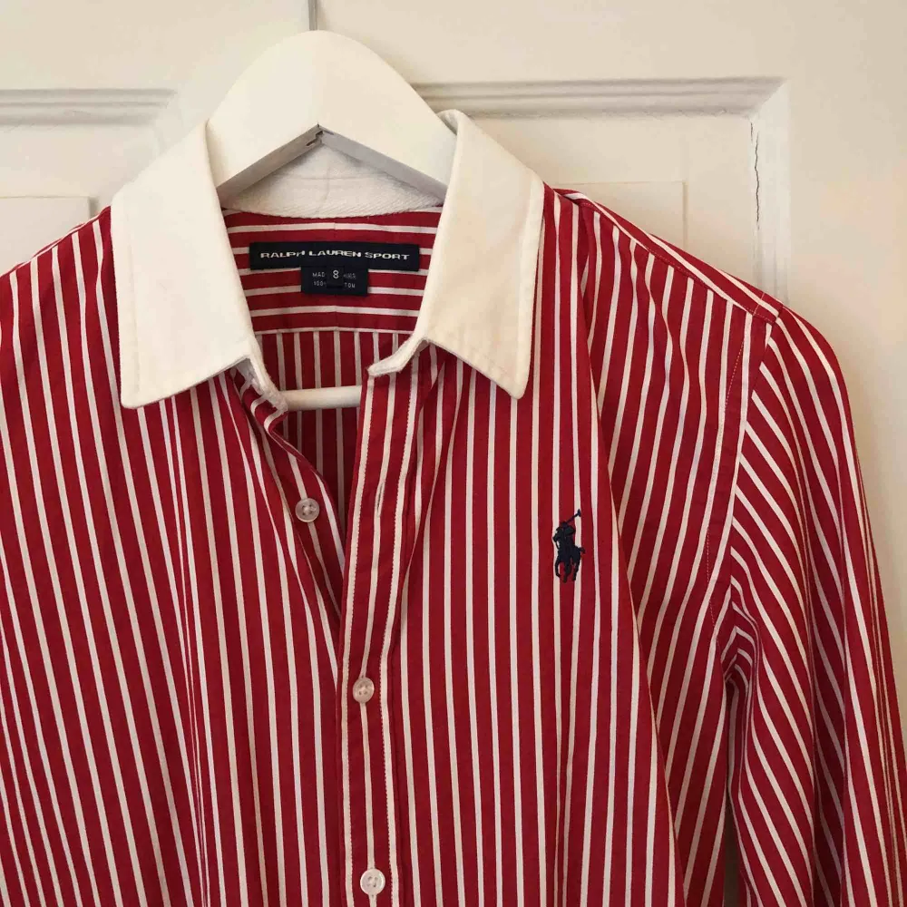 Röd och vit-randig Ralph Lauren skjorta❤️. Skjortor.