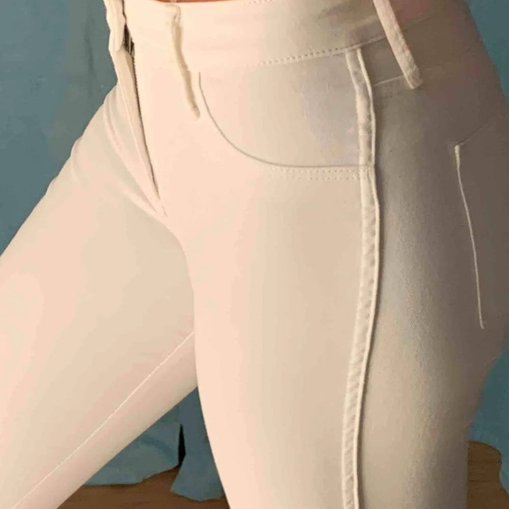 Oanvända vita ankel jeans, ej genomskinliga! Säljer pga försmå för mig🤍. Jeans & Byxor.