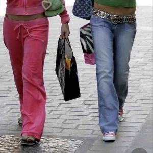  - Raka jeans i 00tals stil. W32 men passar även mig som brukar ha W26/27 beroende på hur man vill att dom ska sitta. Jag är 170 och längden är perfekt på mig. 