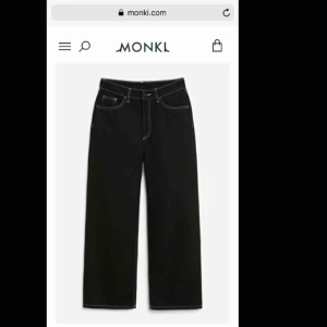 Svarta jeans monki - Säljer mina favvojeans från monki då de är lite stora för mig :( Svarta med vita sömmar, sjukt snygga! Nästan helt slutsålda på hemsidan, köpt för 400. Skriv för fler bilder. Köpare står för frakt 💖