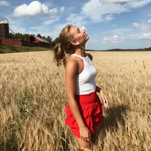  - ❤️Säljer denna JÄTTEFINA och trendiga volangkjol. Önskar jag kunde ha den men den är lite kort på mig som är 166 cm❤️