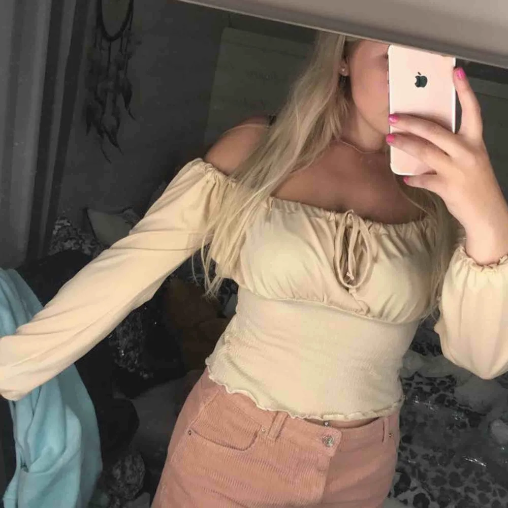 Beige topp köpt på Boohoo🥰 Aldrig använd och lappen är kvar! Storlek S men passar fler storlekar då den är knytbar. . Toppar.