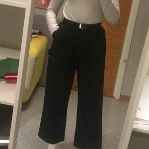  - Svarta jeans från monki med gula sömmar, köparen står för frakt :)