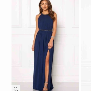  - Säljer balklänning från Bubbleroom. Mörkblå med slits längst ner, endast använd en gång! Uppsydd så den passa mig som är 160 cm + några cm klackar (ca 8 cm), då är den ner till marken. Kom med bud :)   