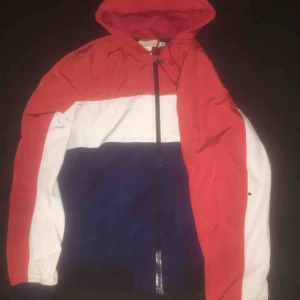  - Skitsnygg 90-tals jacka . Perfekt skick, aldrig använd. Köpt för 500-600kr. Köparen betalar frakt 60kr Obs!! Bilderna ger inte jackan rättvisa + min kamera är sönder så inga fläckar irl