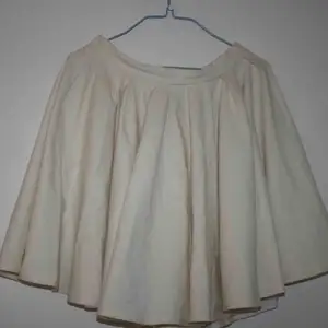 HM kjol, som jag tror är från deras premium kvalité (inte säker, men ny priset var 500, vilket hm kanske inte brukar kosta). Den är vad jag skulle kalla skater-skirt och har rätt mycket ”puff”