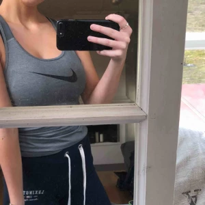  - Grått tränings linne från Nike, stl S💕