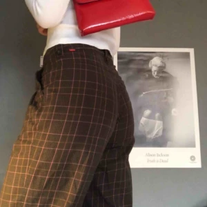  - Skitsnygga och bekväma byxor. De är i bra kvalité. De är de perfekta 00s byxorna. Kan frakta eller mötas upp i stockholm. Hör av dig om du vill pruta eller undrar något. 