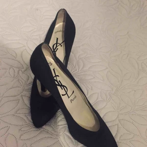  - Äkta, klassiska YSL, som nya, ingen pricka eller fläcka, inget hål på satin, ingen deformitet i form. Den övre synliga sidan helt som ny. Undersidan sliten på några platser då dom är använda. Sitter perfekt på foten. Ny pris runt 4500kr.