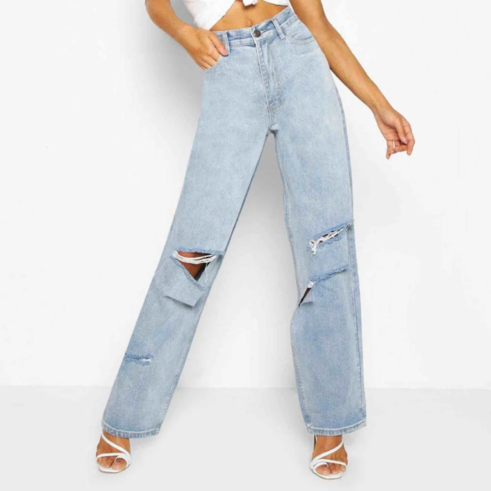 oanvända jeans från boohoo med lapp kvar! de är i modellen TALL och är riktigt snygga, men tyvärr för stora för mig :( säljer för nypris + frakt på 63 kr om ni ej kan mötas upp i sthlm 💚 högsta bud just nu är 300 . Jeans & Byxor.