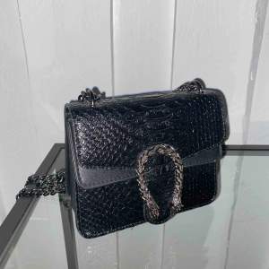Jättefin fake Gucci väska med fake snake skin, använd fåtal gånger, väskan är på den mindre sidan 