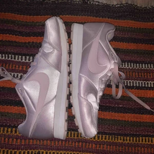  - Knappt använda skor från nike