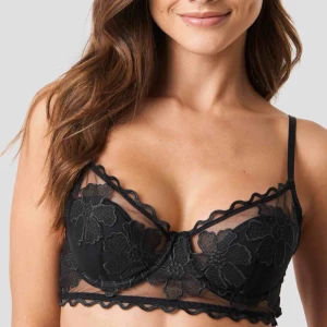  - Skitsnygg BH från NA-KD i storlek 75C. Aldrig använd. 🌸 Frakt tillkommer 