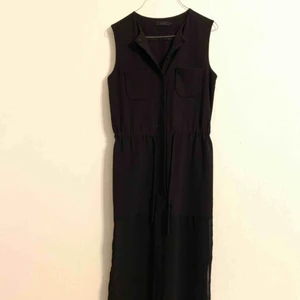  - Klänning ifrån Cos. Dragsko i midjan och transparent ner till.