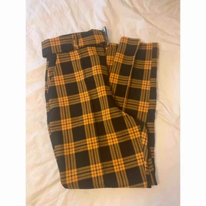  - Jättesnygga high-waisted byxor, aldrig använda bara provade! Köpta online från asos men det är fel storlek för mig så därför säljer jag dom.  Kan mötas upp i Gbg eller så står du för frakten ✨