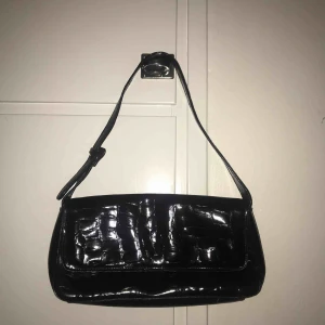  - Liten svart lackväska i krokodil liknande material. Kan mötas upp men annars står köparen för frakten 🦋