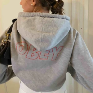  - Skitsnygg obeyhoodie som funkar till det mesta, i bra skick dessutom, priset kan diskuteras