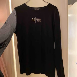  - Tröja från Armani, lite stor i storleken så passar bättre till M. Köparen står för frakten 🤗