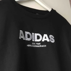  - Oversized sweatshirt från Adidas. Endast använd 1-2 gånger. Väldigt mysig och varm.  Säljer för att jag har bytt stil 🙂