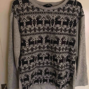  - Storleken är S , men är mer som en M/L. 70 kr inklusive frakt.  Betalning sker via swish.