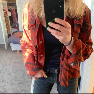  - Så snygg jeansjacka från Zara!! Lite oversized så passar både xs/s/m🧚🏼‍♀️💕 kan användas både inne och ute o passar till det mesta