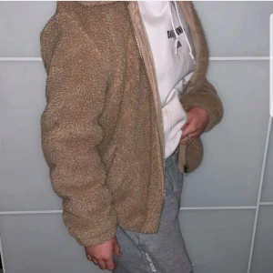 Teddyjacka strl S+ - Oversized teddyjacka som passar på S-L , storleken i jackan är S