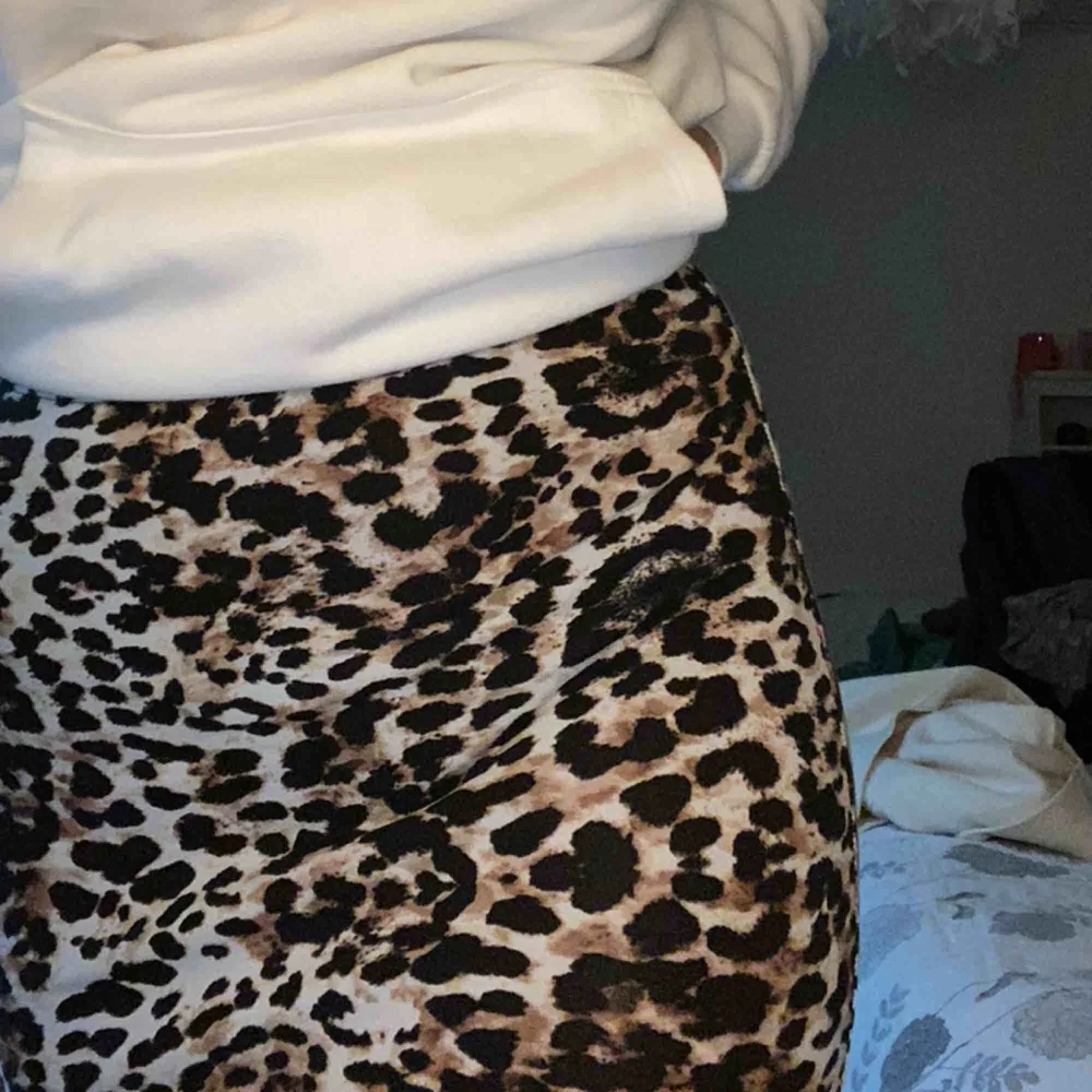 Säljer min jättesöta leopardkjol då den är lite för kort på mig. Kjolen är från H&M. Köparn står för frakt annars kan jag mötas i Uppsala💕. Kjolar.