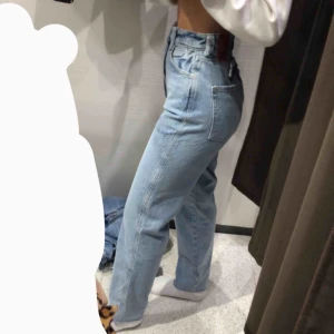  - Heeeelt nya oanvända jeans från zara, redan tagit bort alla lappar o slängt kvitto så kan inte lämna tbx, klippt en snygg slits i ena benet längst ner (bild tre), är runt 160!🌟