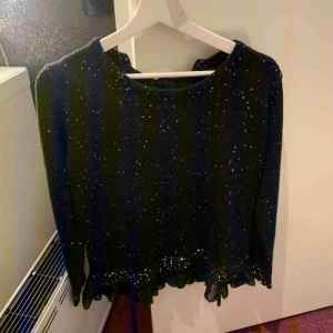 - En stickad glittrig tröja med jättefin rygg. Använd någon gång men inte riktigt min stil. Passar en xs-m. I väldigt bra skick. Köparen står för frakt