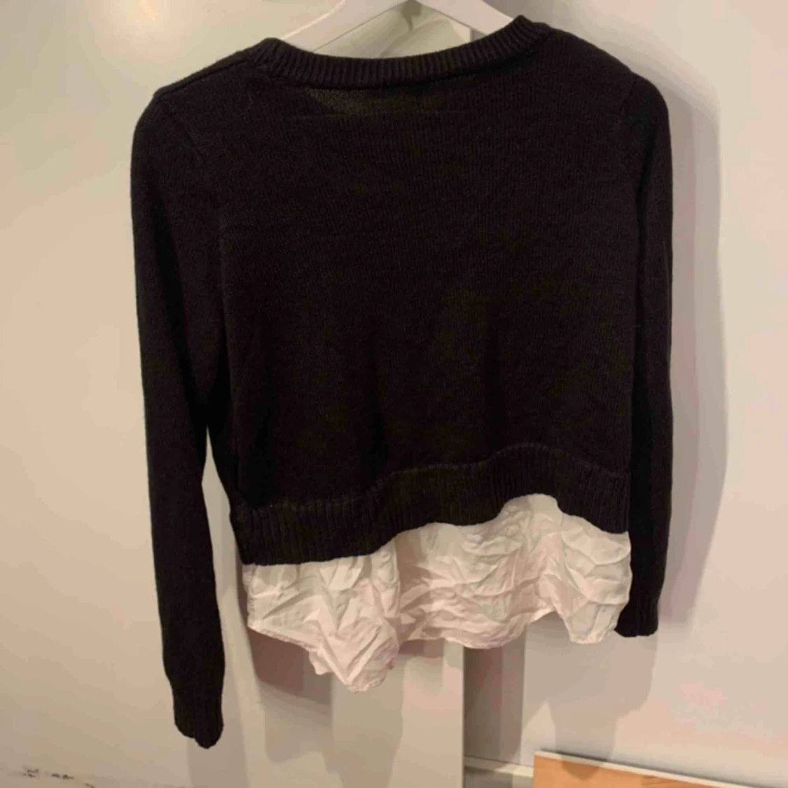 Stickad tröja med skjorta under till - 91