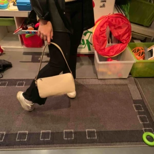  - En beige lack väska, endast använd en gång. Köpt för några månader sen. Köparen står för frakt 