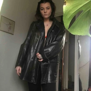  - En skinnkappa eller jacka. Gammal och sliten men cool och hipp 