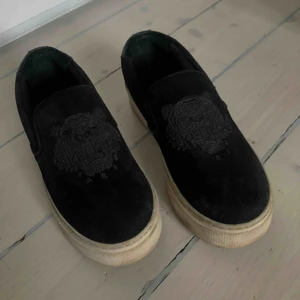  - Ganska använda kenzo slip ons. Svarta med tiger på. Frakt ingår! 