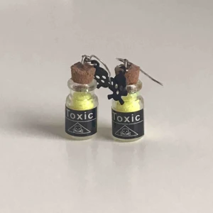  - Örhängen med berlock. Dem är fyllda med gult glitter. Köpta på claire’s i London. Aldrig använda. Sista bilden visar storlek. Eventuell frakt är 18kr✨