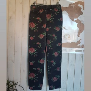 jeans från Monki - Supersnygga jeans från Monki, oanvända med prislappen kvar, säljer för de är för små för mig. Blommigt mönster, skitsnyggt nu till våren. Köptes för 500kr, köparen betalar frakt✨  