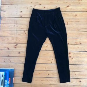  - Byxor i sammet. Lite större i storleken beroende på hur man vill att de ska sitta, i 34 mer dropcrotch och 36 mer höga i midjan. Ser ut såhär på: http://fredesblog.dk/2015/02/17/170215-p/   Köparen betalar frakt, alt upphämtning i Gävle eller Uppsala! 