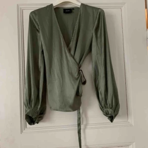  - Jättefin blus från objekt. Storlek 36. Silkes liknande material. Med frakt 140 kr  