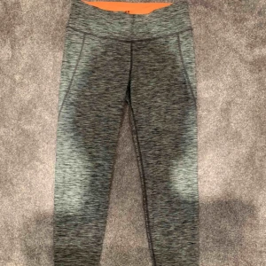  - Träningstights ifrån H&M i storlek M. Fina men säljs då dem inte kommer till användning längre. Är i bra skick🦋Ska den skickas betalar köparen frakten💓