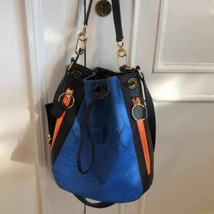  - Kenzo väska i m storlek, knappt använd och svin cool. Köpt i deras egna butik i Barcelona - nypris 4900 (pris kan diskuteras vid snabb affär) 😁