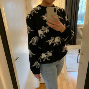  - Stickad tröja med dinosaurier på Oavnvänd
