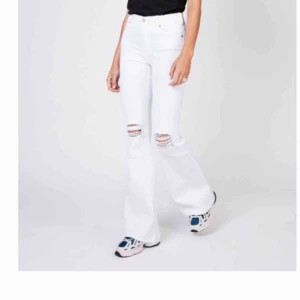  - Säljer mina populära Dr Denim jeans eftersom jag inte använder dom längre. Dom är i som nytt skick förutom att det inte är några trådar över hålen på knäna.  Storlek 32 men jag har 36/38 och kan ha dom. Möts i Stockholm annars tillkommer frakt