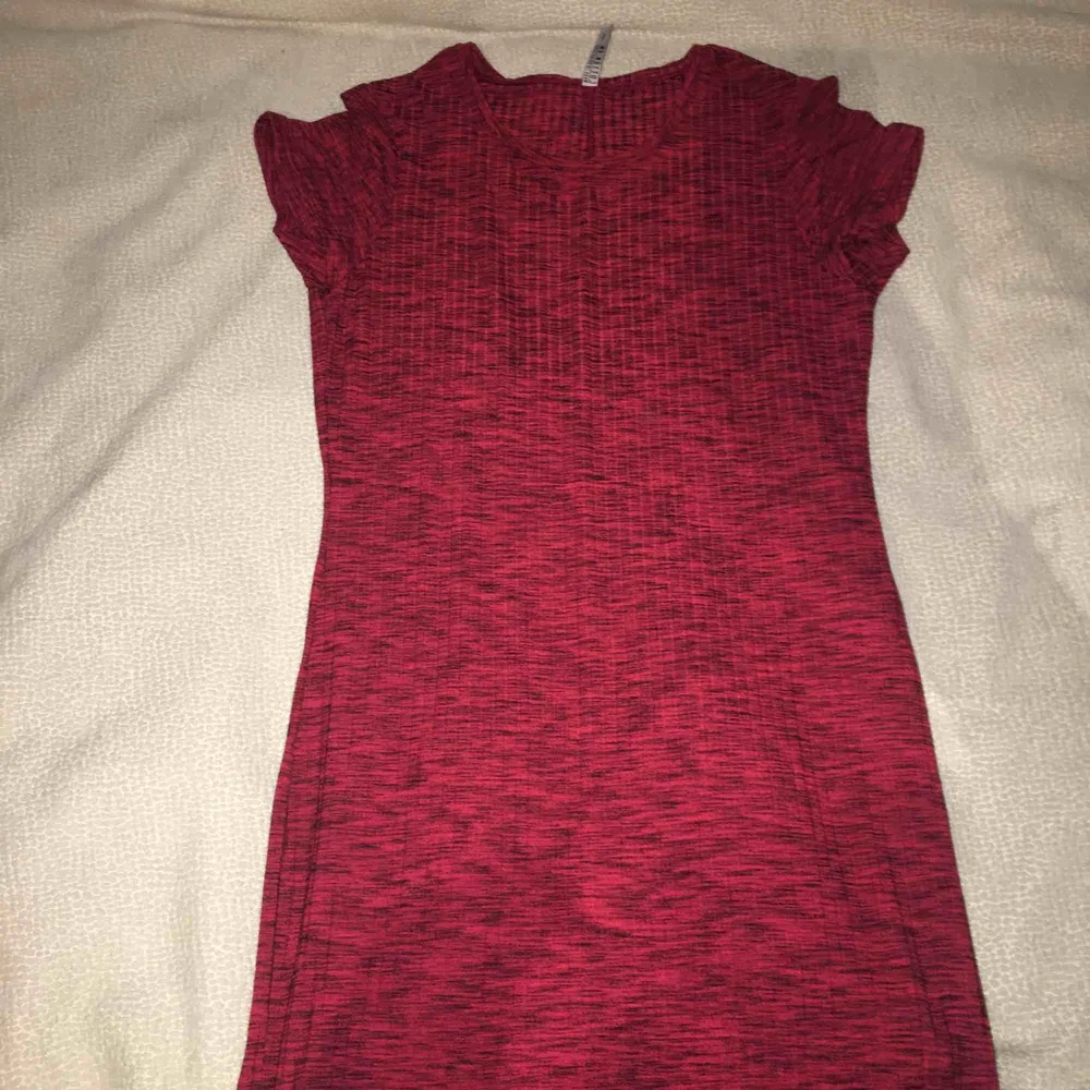 Lång röd klänning från cotton on. priset går att diskuteras :). Klänningar.