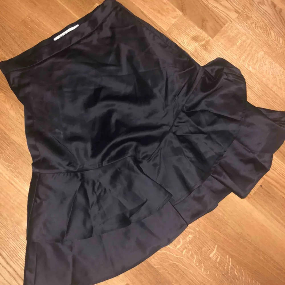 Super fin silkes kjol från Na-kd, knappt använd eftersom att den är för liten, frakt ingår  . Kjolar.