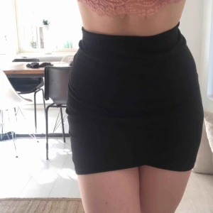 Svart kjol - Jättefin och bekväm kjol! Passar både till fest och vardags. Säljer för jag tog fel storlek