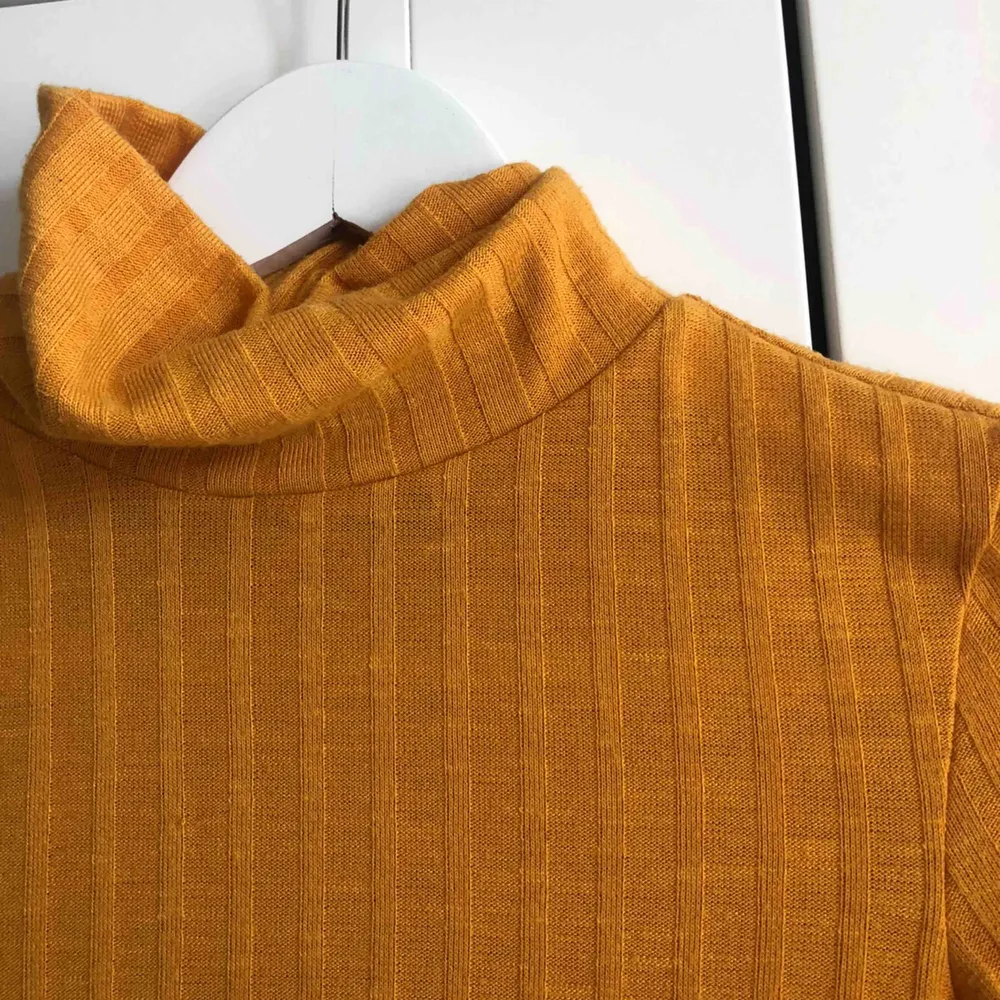 Superfin tröja från H&M som endast är använd en gång. Säljes pga fel storlek. . Tröjor & Koftor.