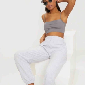  - Jätte snygga gråa mjukis med prislapp från prettylittlething  Jätte sköna 