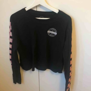  - Långärmad magtröja från hollister. Även mönster på baksidan. Detaljerna ändrar färg till rosa i solljus.